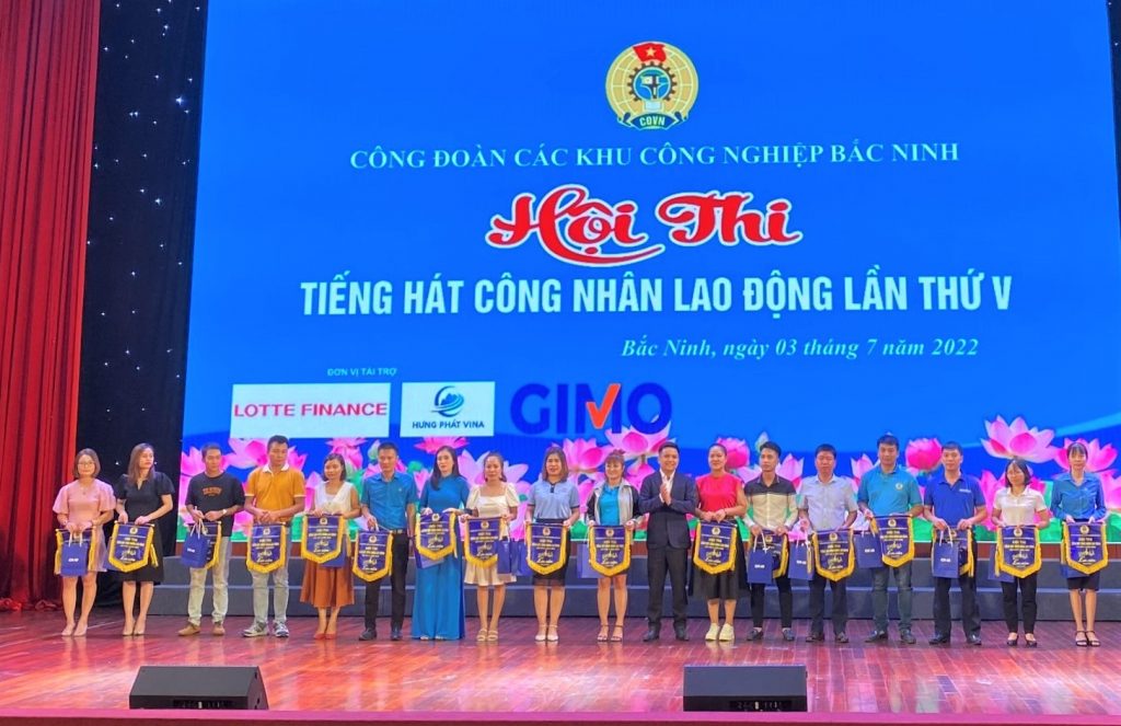 Đại diện GIMO trao quà cho các đội tham gia Hội thi “Tiếng hát Người lao động lần thứ V” do Công đoàn các KCN Bắc Ninh tổ chức