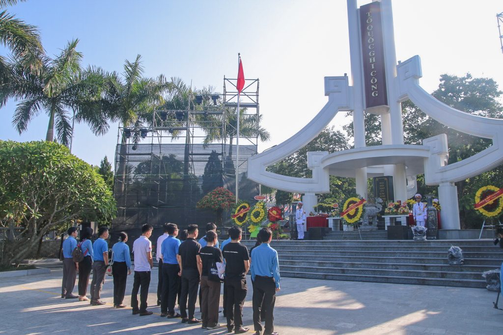 Tổng LĐLĐ Việt Nam cùng đại diện GIMO đã thành kính dâng hương, bày tỏ lòng biết ơn sâu sắc trước công lao to lớn của các Anh hùng Liệt sĩ tại Đài tưởng niệm