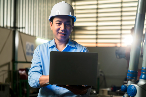 Người lao động đang tìm hiểu về các chương trình phúc lợi